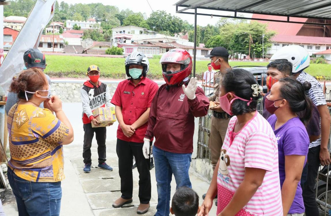 Bupati Taput Meninjau 7 Posko Kelurahan di Kecamatan Tarutung Serta Menyerahkan Bantuan Sembako