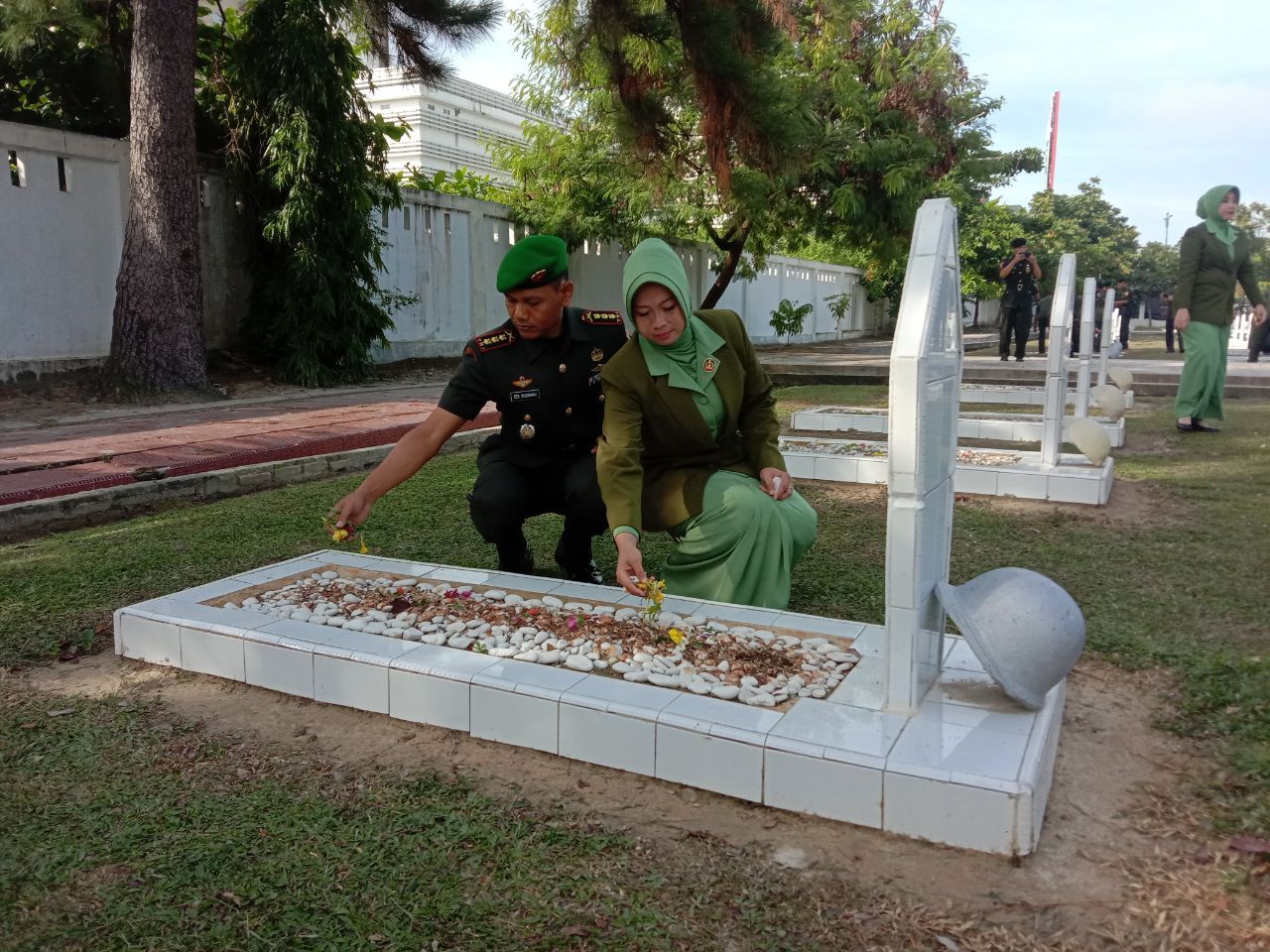 Ketua Persit KCK Cab L Kodim 0301/Pekanbaru Laksanakan Upacara Ziarah, Dalam Bersempena Hari Juang TNI AD 2019