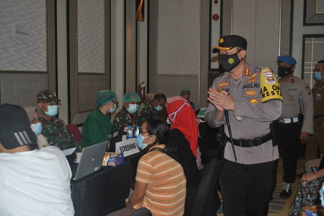 Kapolresta Pekanbaru Bersama Rombongan Tinjau Pelaksanaan Kegiatan Vaksinasi Covid-19 Lansia di Hotel Novotel