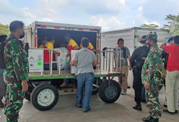 Personil Kodim 0301/PBR Kawal Kedatangan Vaksin Pfizer di Terminal Cargo Bandara SSK II Pekanbaru
