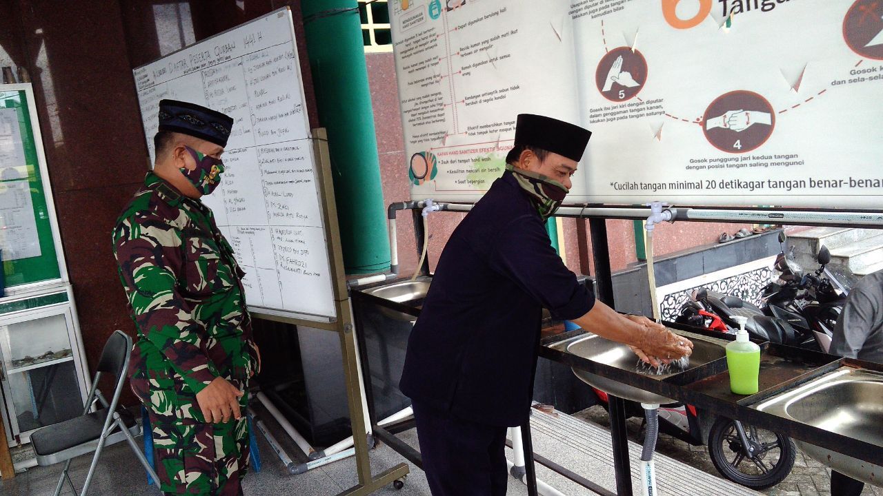 Babinsa Kodim 0301/PBR Laksanakan Pengawasan Penerapan Protokol Kesehatan di Masjid Raya