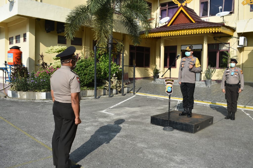 Kapolresta Pekanbaru Melantik Kenaikan Pangkat Penghargaan Dan Berikan Reward Anggota Yang Berprestasi