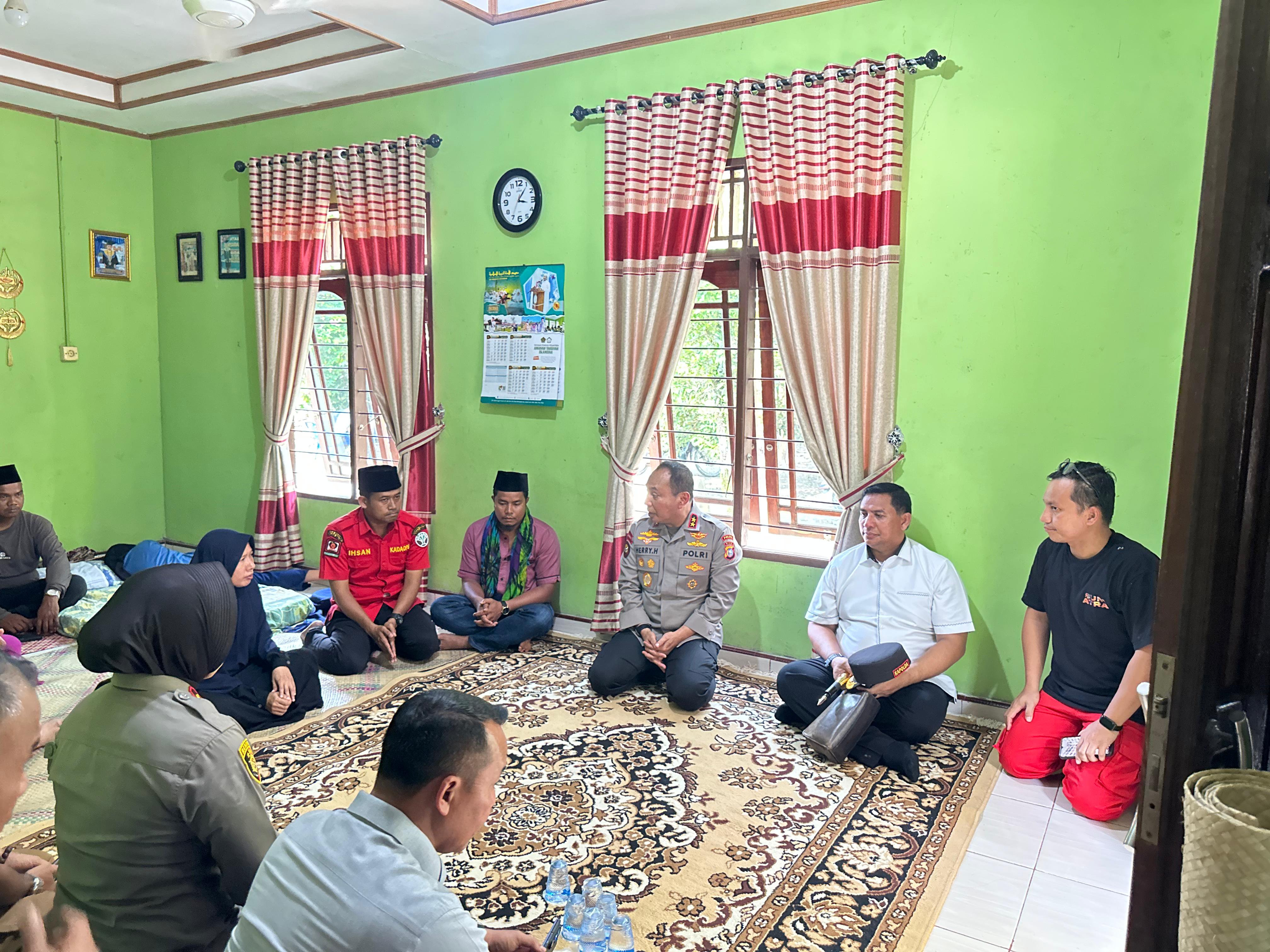 Kapolda Riau Melayat Dan Serahkan Santunan, Almarhum Muharmizan Dikenang Sebagai Pahlawan Lingkungan