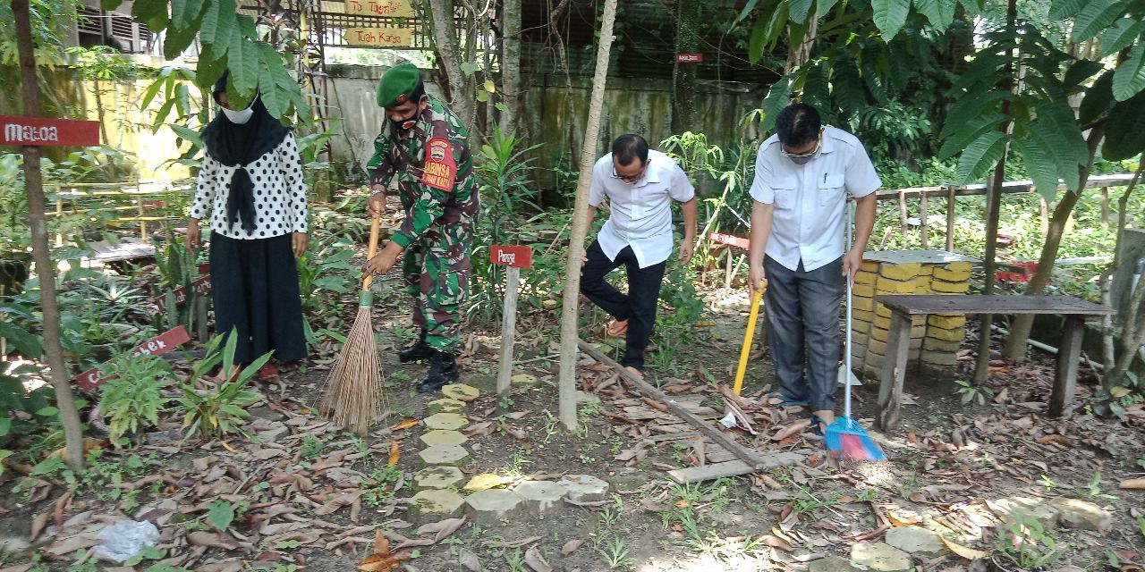 Babinsa Kodim 0301/PBR Ajak Warga Manfaatkan Lahan Kosong Jadi Apotik Hidup
