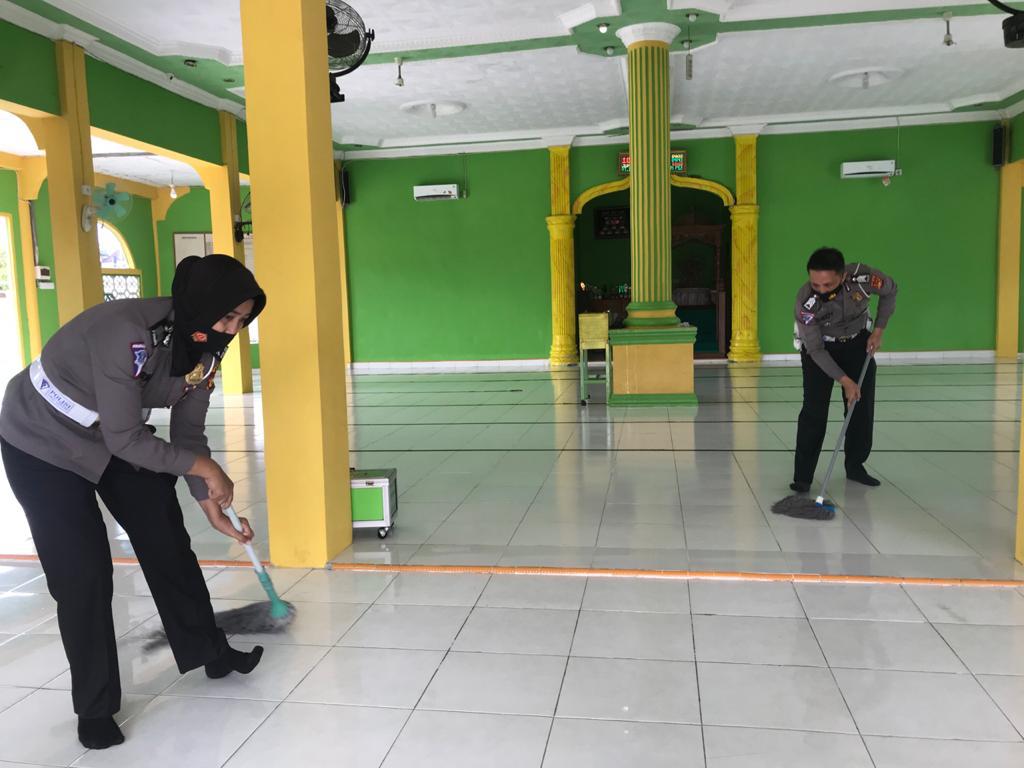 Satlantas Polres Siak Gelar Jumat Barokah Berupa Bersihkan Masjid dan Pembagian Masker Kepada Jemaah Yang Laksanakan Ibadah Sholat Jumat
