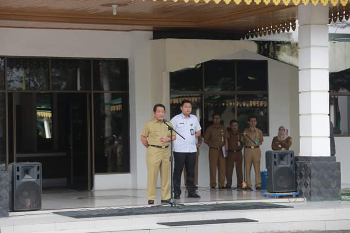 Sekdaprov Riau Pimpin Apel Upacara Pertama Bersama Seluruh OPD di Lingkungan Pemprov Riau