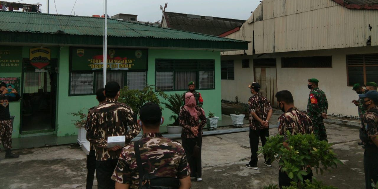 Personil Kodim 0301/PBR Bersama GM FKPPI Riau Laksanakan Kegiatan Bagi Masker Gratis di Pasar Cik Puan