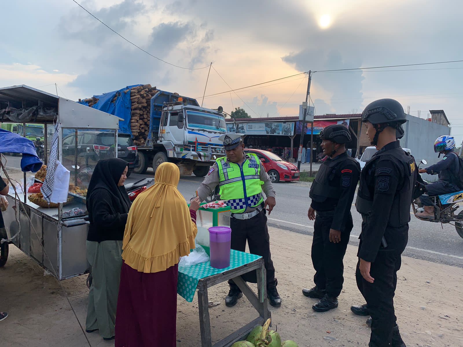 Personil Batalyon B Pelopor Satuan Brimob Polda Riau Laksanakan Pengamanan Pasar Ramadhan di Kepenghuluan Teluk Mega Kecamatan Tanah Putih