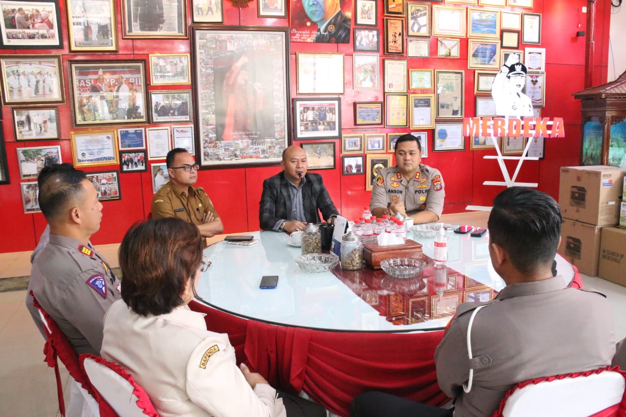 Bupati Taput Serahkan Bantuan Dana Hibah Dukung Penerapan Tilang ETLE