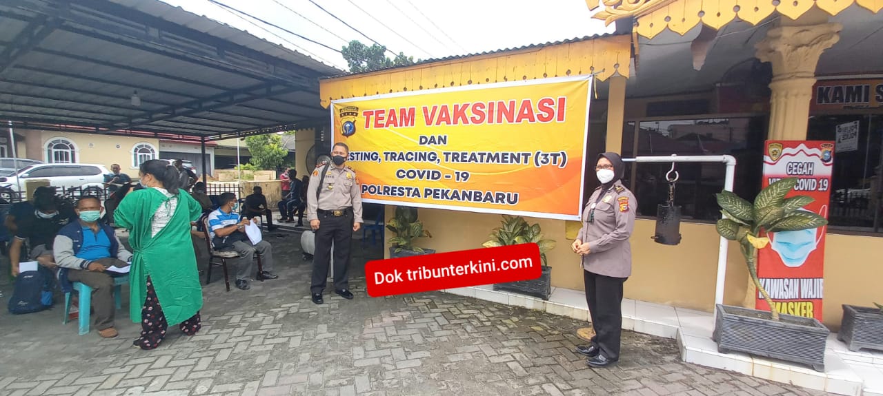 Tekan Lajunya Penyebaran Covid-19, Kapolsek Lima Puluh AKP Stevie Arnold Rampengan Gelar Vaksinasi Mandiri Massal