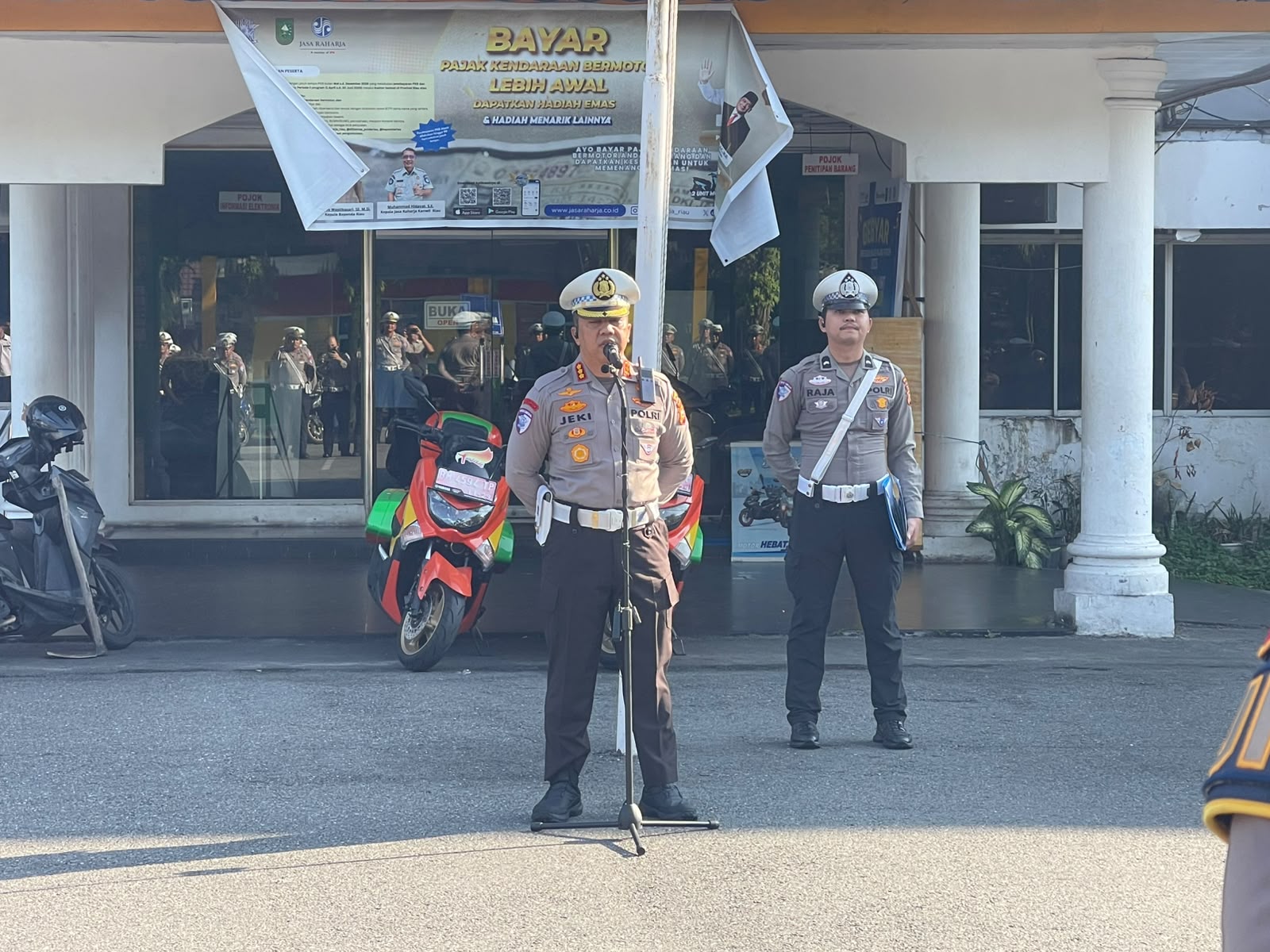 Apel Jam Pimpinan Dirangkaikan Pelepasan Purnabakti AKP Darmainil Dan AKP Jalinus, Dirlantas Polda Riau Tekankan Profesionalisme Dan Pengabdian
