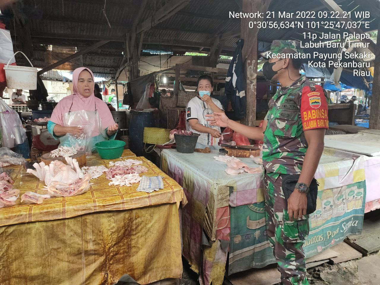 Babinsa Kodim 0301/PBR Laksanakan Sosialisasi dan Sampaikan Himbauan Prokes Ke Pedagang dan Pengunjung Pasar Pagi Palapa