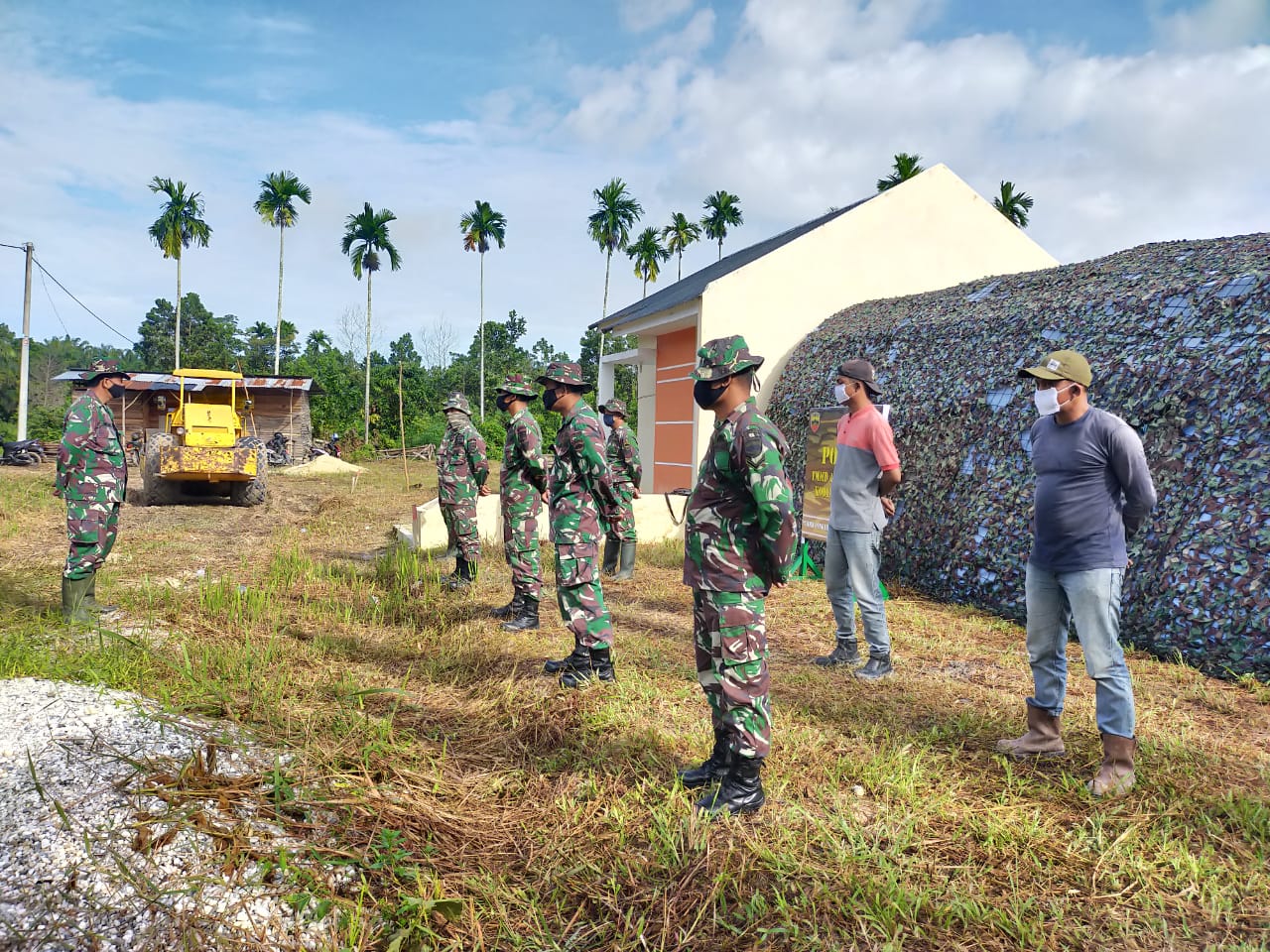 Personil Kodim 0301/PBR Bersama Warga RT 01 Laksanakan Pembersihan Lingkungan Lokasi Posko TMMD Ke 108