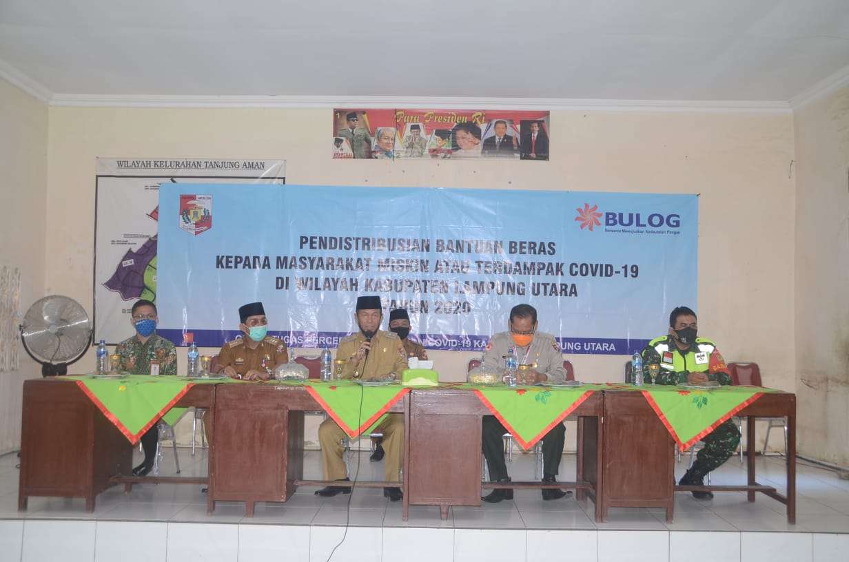 Didua Kelurahan, Plt Bupati Lampura Menyerahkan Bantuan Beras Tahap II Kepada Warga Yang Terdampak Covid-19