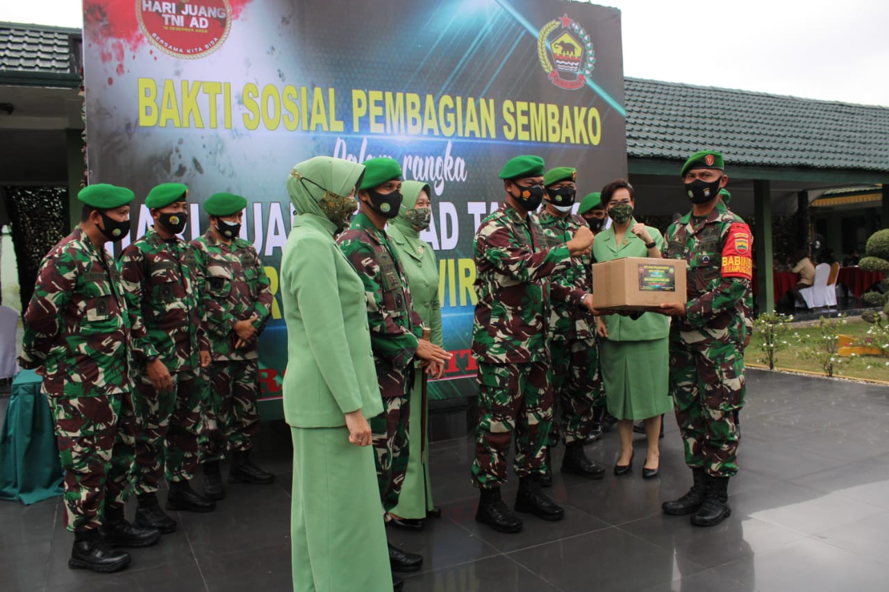 Memperingati Hari Juang Kartika Ke-75 Tahun 2020, Dandim 0301/PBR Dampingi Danrem 031/WB Laksanakan Kegiatan Bakti Sosial Pembagian Sembako