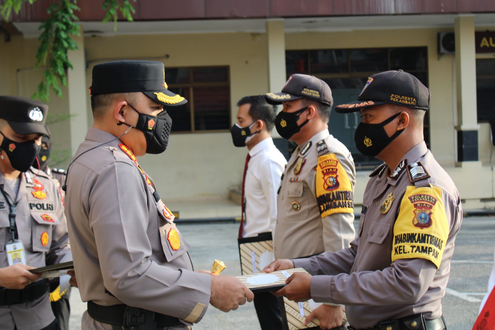 Kapolresta Pekanbaru Berikan Penghargaan Kepada Personil dan PNS Polri Yang Berprestasi