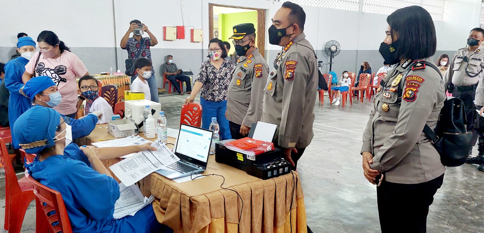 Kapolresta Pekanbaru Tinjau Vaksinasi Dan Vidcon Dengan Kapolri Di SD Santa Maria