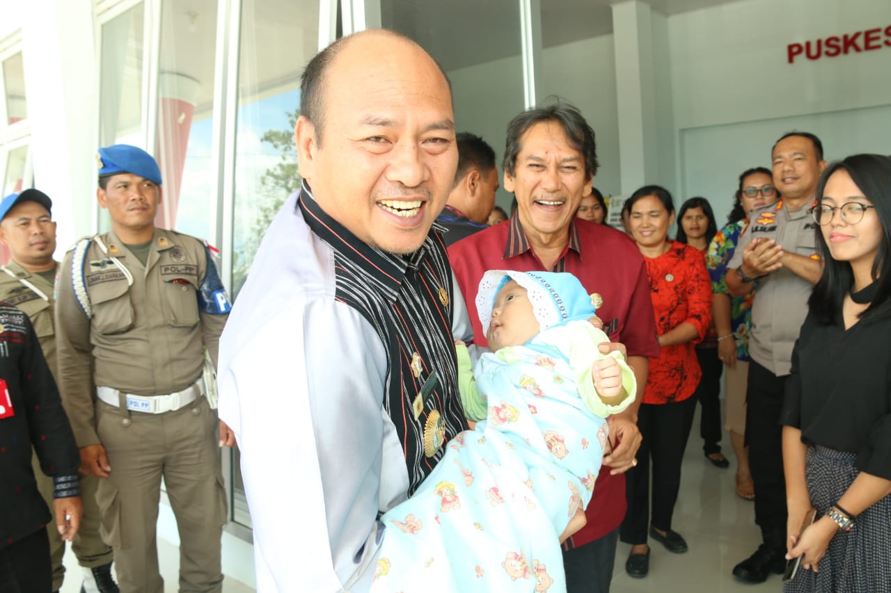 Bupati Taput Jenguk Bayi Yang Ditelantarkan di Puskesmas Paniaran