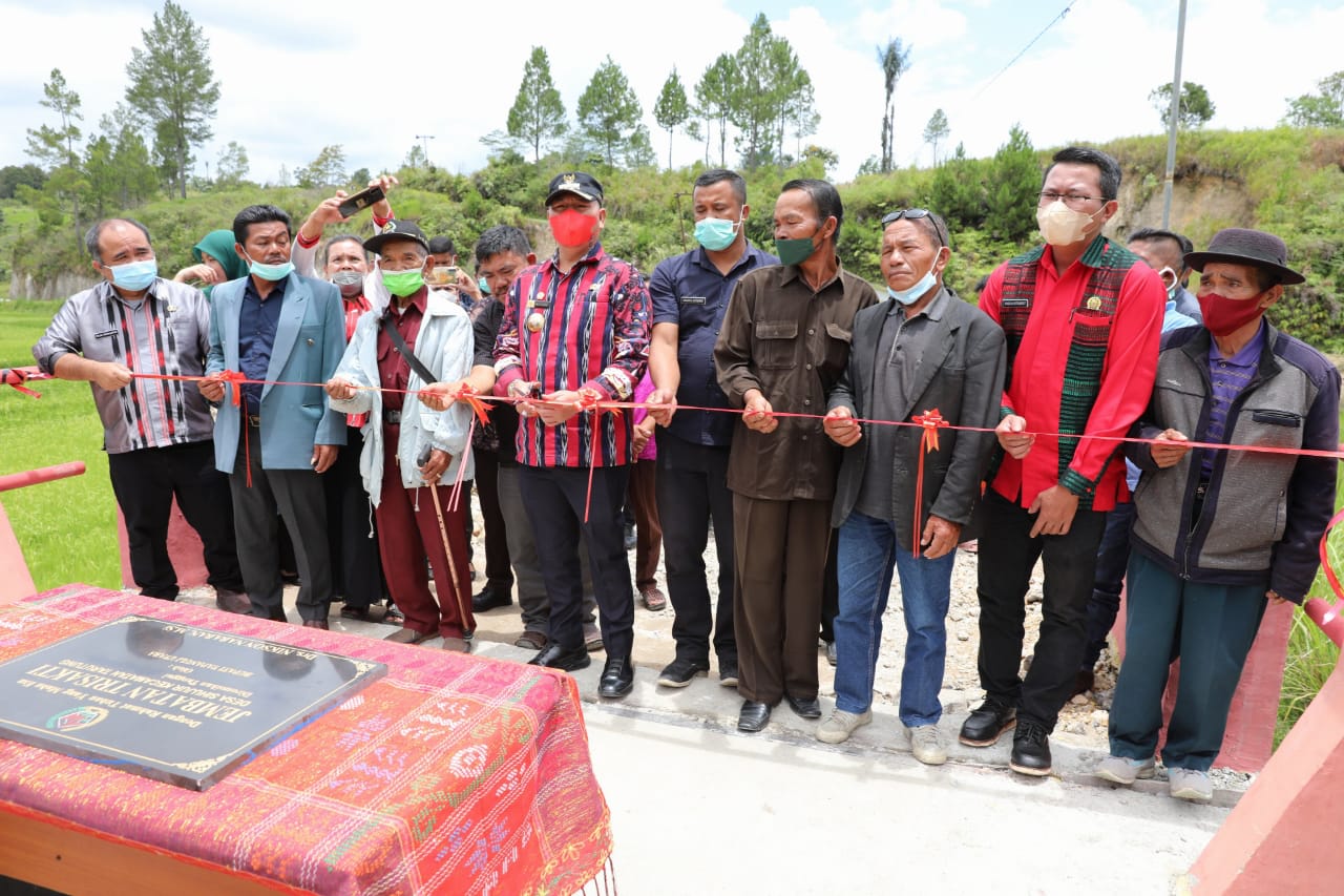Resmikan Jembatan Trisakti Desa Sihujur, Bupati Tapanuli Utara Harap Bisa Meningkatkan Perekonomian Masyarakat