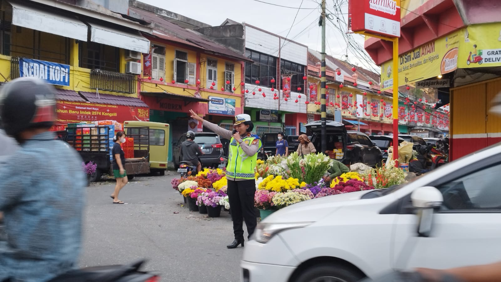 Jelang Hari Raya Imlek 2023, Kasat Lantas Polresta Pekanbaru Pantau Arus Lalin di Pasar Sago Jalan Juanda