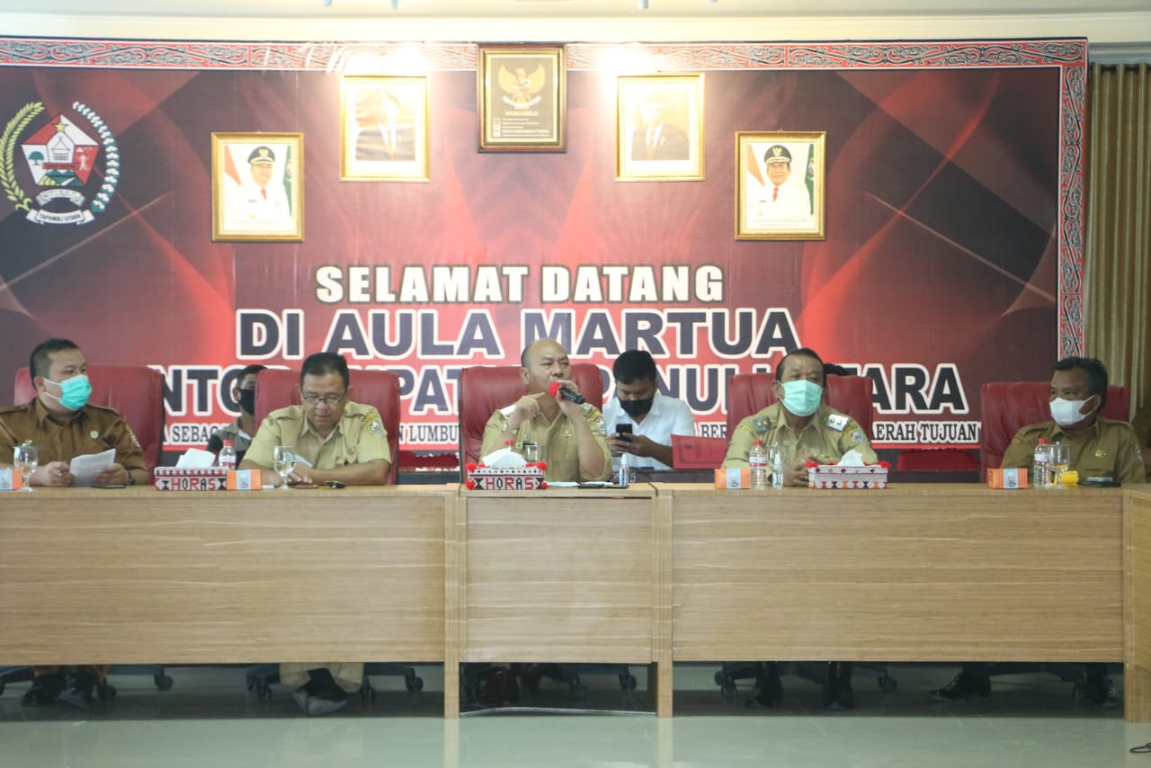 Bupati Taput Serahkan Dana Hibah Pembangunan dan Rehabilitasi Sarana dan Prasarana Rumah Ibadah Secara Simbolis