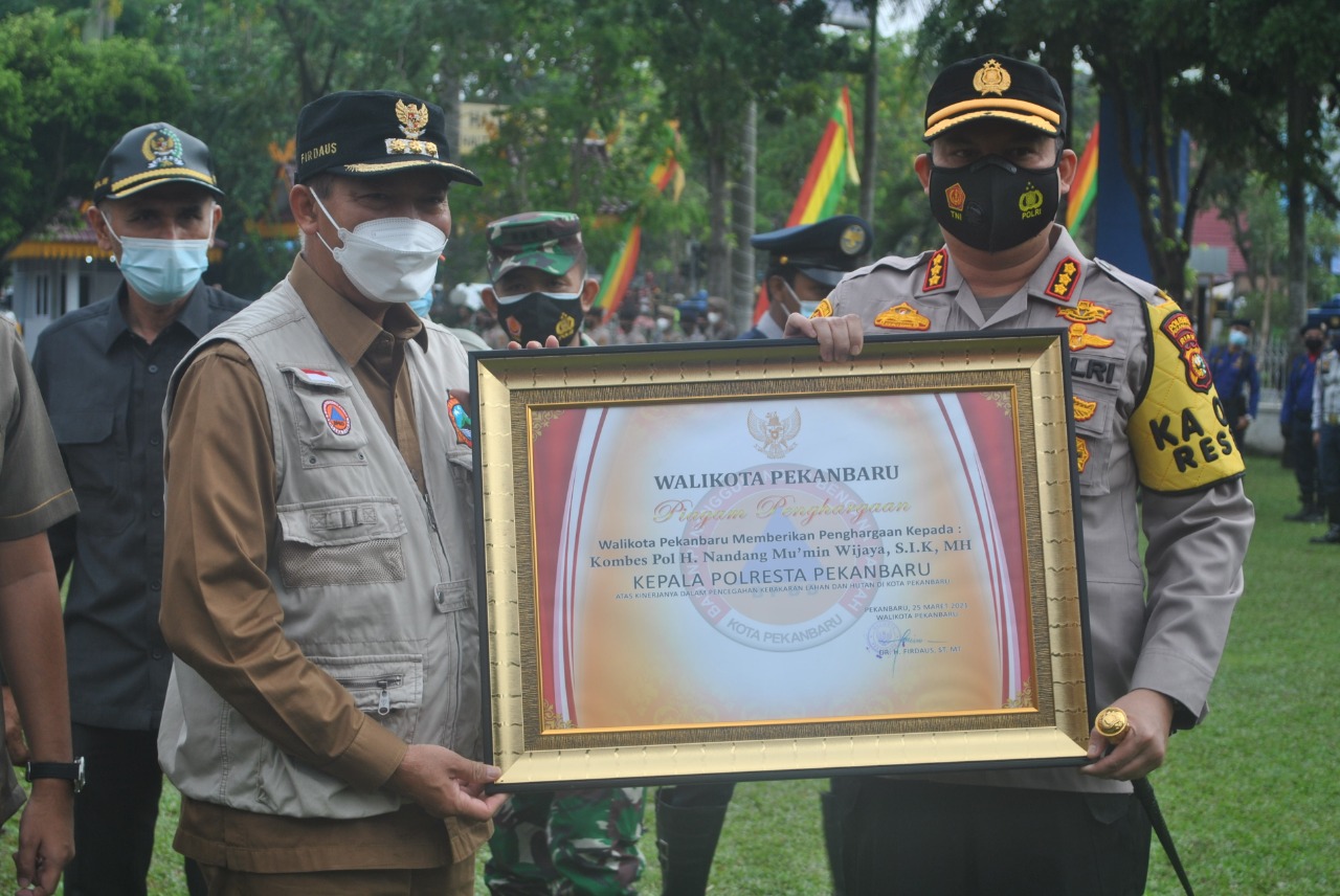 Hadir Dalam Apel Gabungan Kesiapsigaan Karhutla, Kapolresta Terima Penghargaan Dari Wali Kota Pekanbaru