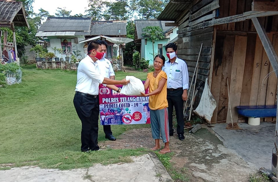 Begini Cara Satuan Intelkam Polres Tulang Bawang Bagikan Paket Sembako Untuk Warga Terdampak Covid-19