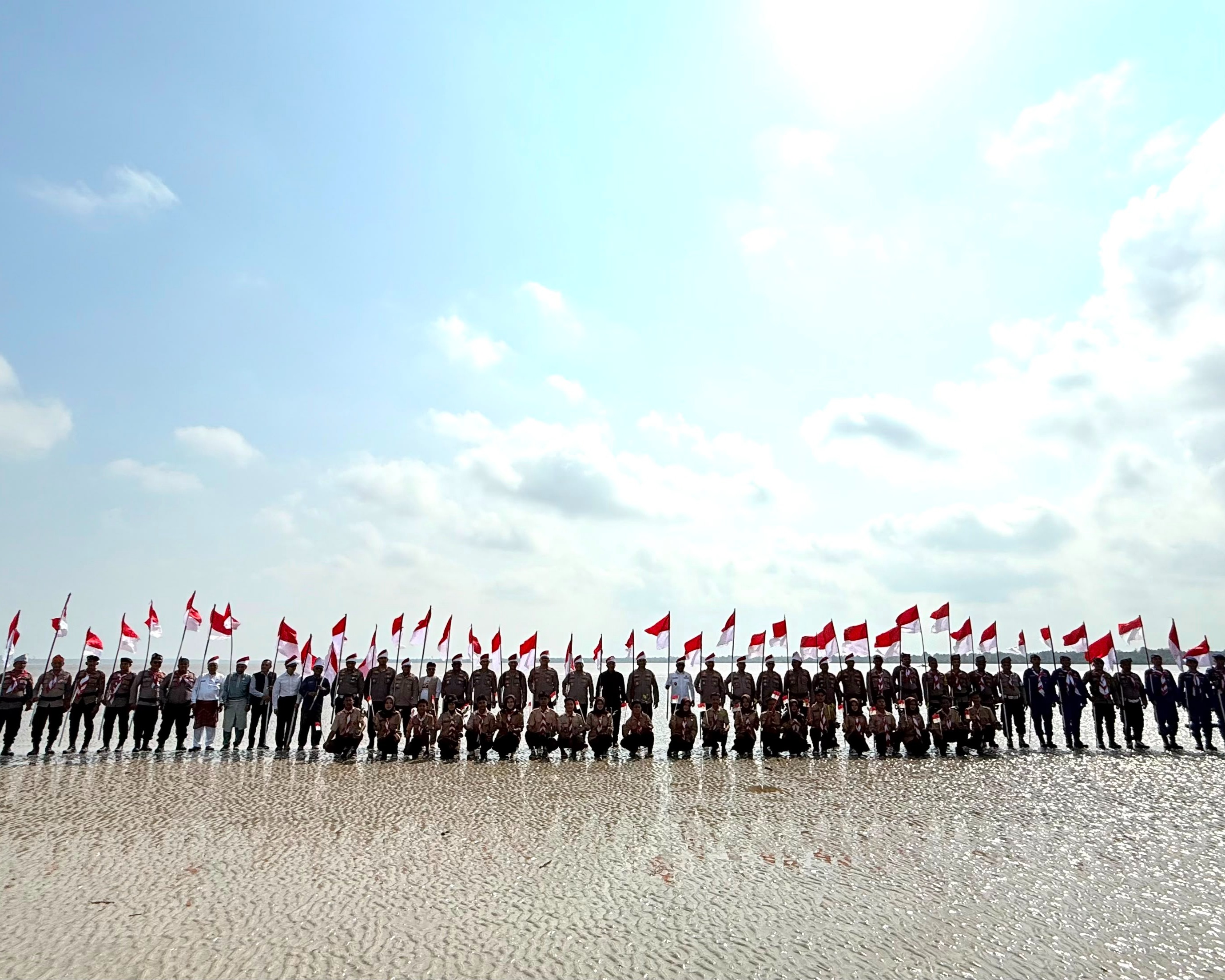 Ekspedisi Merah Putih Presisi di Pantai Ogis Teluk Meranti: Tanam Mangrove, Serahkan Bendera, dan Dialog Kebangsaan