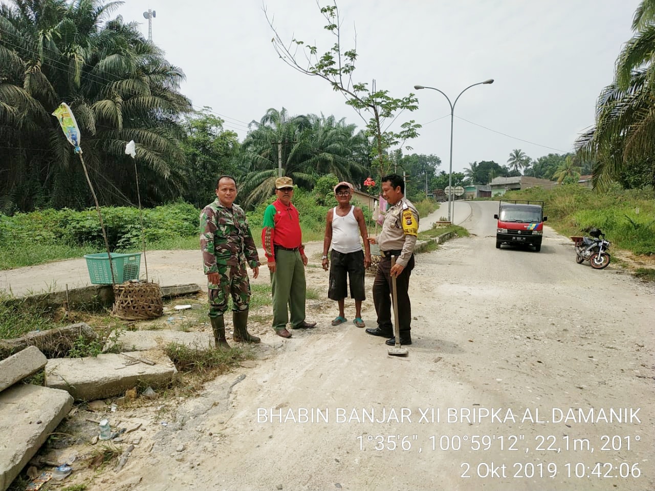 Lurah, Babinsa, Bhabinkamtibmas Banjar 12 Rohil Ikut Pegang Cangkul Perbaiki Jalan yang Rusak