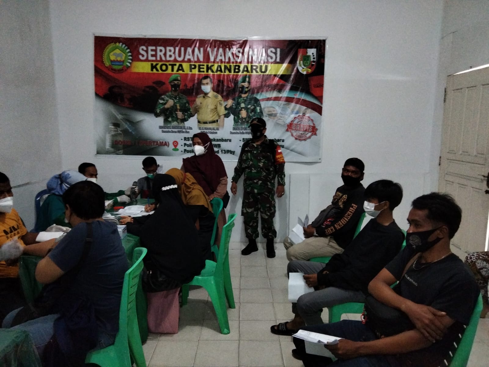 Berikan Rasa Aman Babinsa Kodim 0301/PBR Monitoring Pelaksanaan Vaksinasi di RS Tentara Kota Pekanbaru