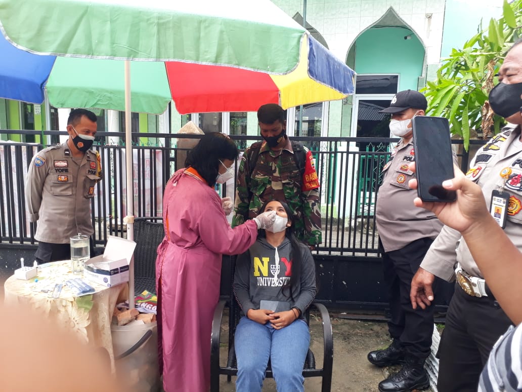 Personil Babinsa Kodim 0301/PBR Bersama Bhabinkamtibmas dan Tim Tracing Mencek Kondisi Warga Yang Terpapar Covid-19