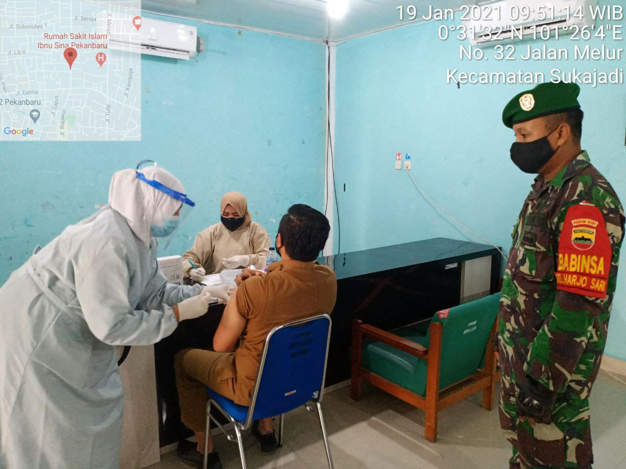 Personil Babinsa Kodim 0301/PBR Meninjau Pelaksanaan Penyuntikan Vaksinasi Cinovac Covid-19 di Puskesmas Melur