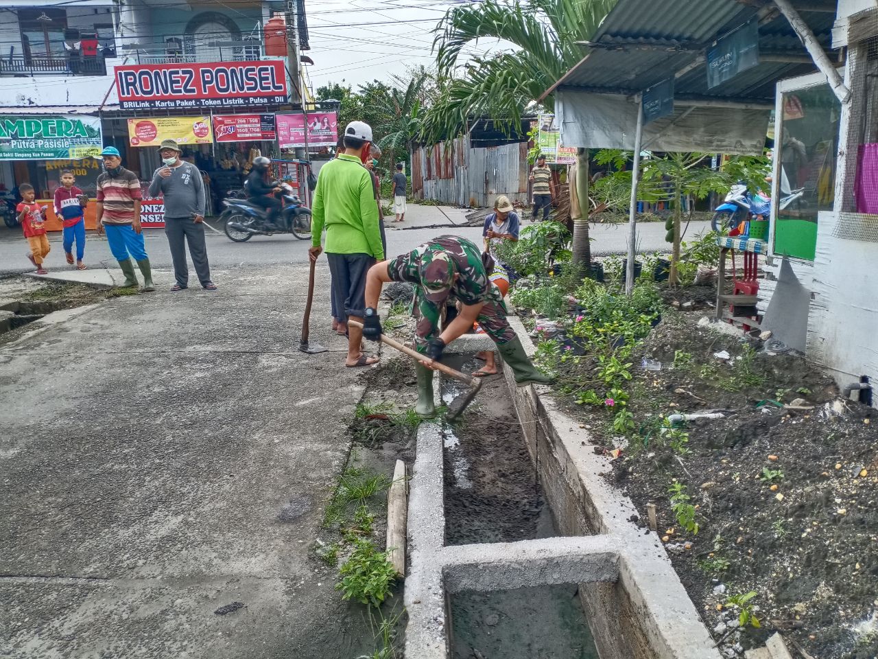 Babinsa Kodim 0301/PBR Dan Camat Bina Widya Serta Ketua RW Kelurahan Tobek Godang Laksanakan Kegiatan Gotong Royong Bersama