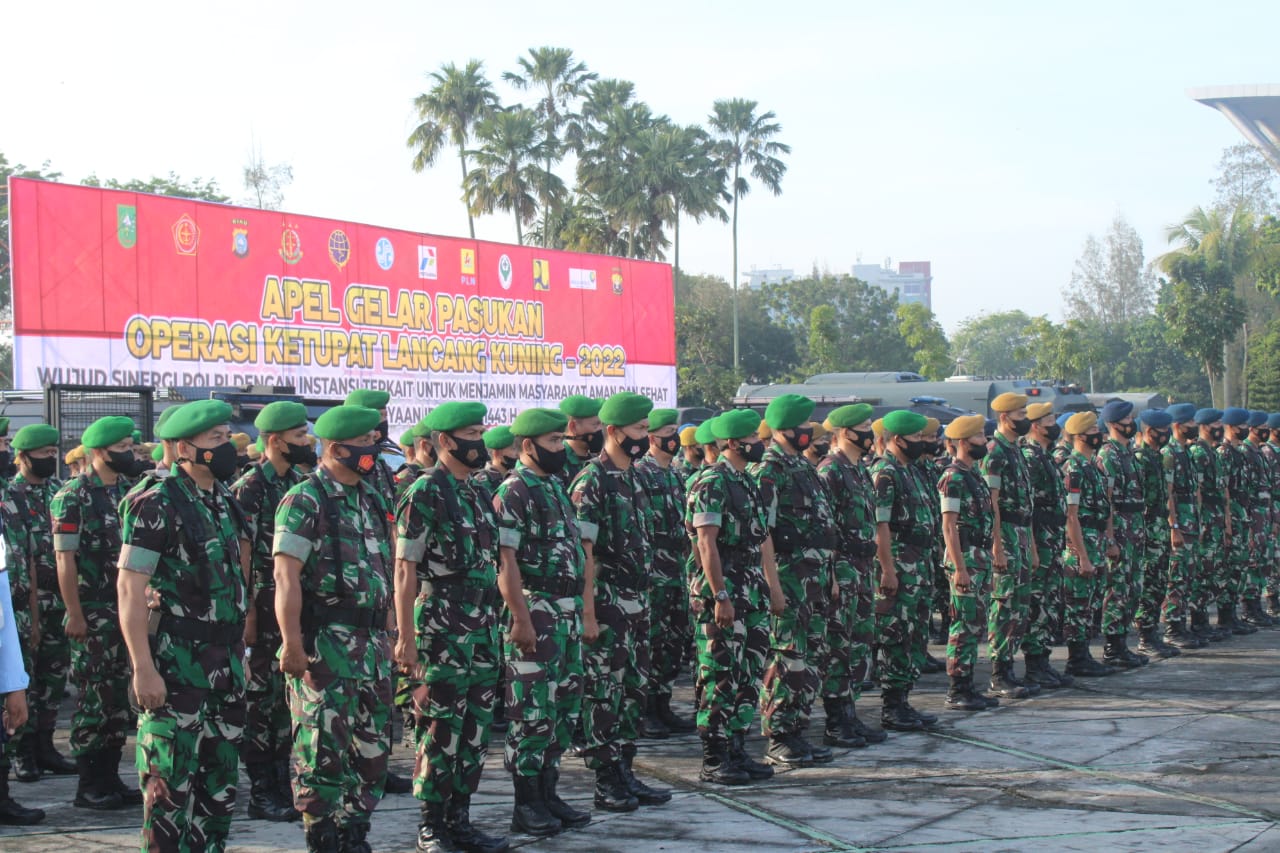 Personil Kodim 0301/PBR Ikuti Apel Gelar Pasukan Operasi Ketupat Lancang Kuning Tahun 2022 Di Halaman Kantor Gubernur Riau