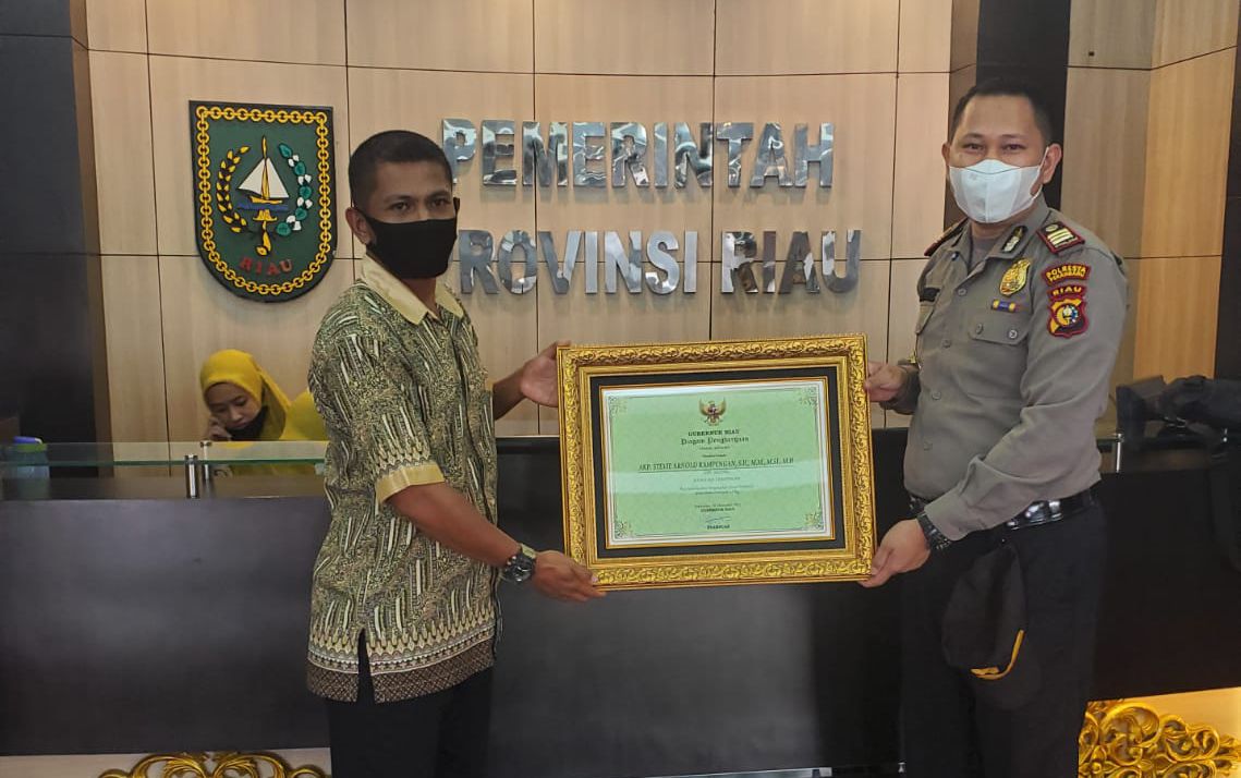 Kapolsek Limapuluh AKP Stevie Arnold Rampengan dan Katim Batman Kota 50 Menerima Penghargaan Dari Gubernur Riau