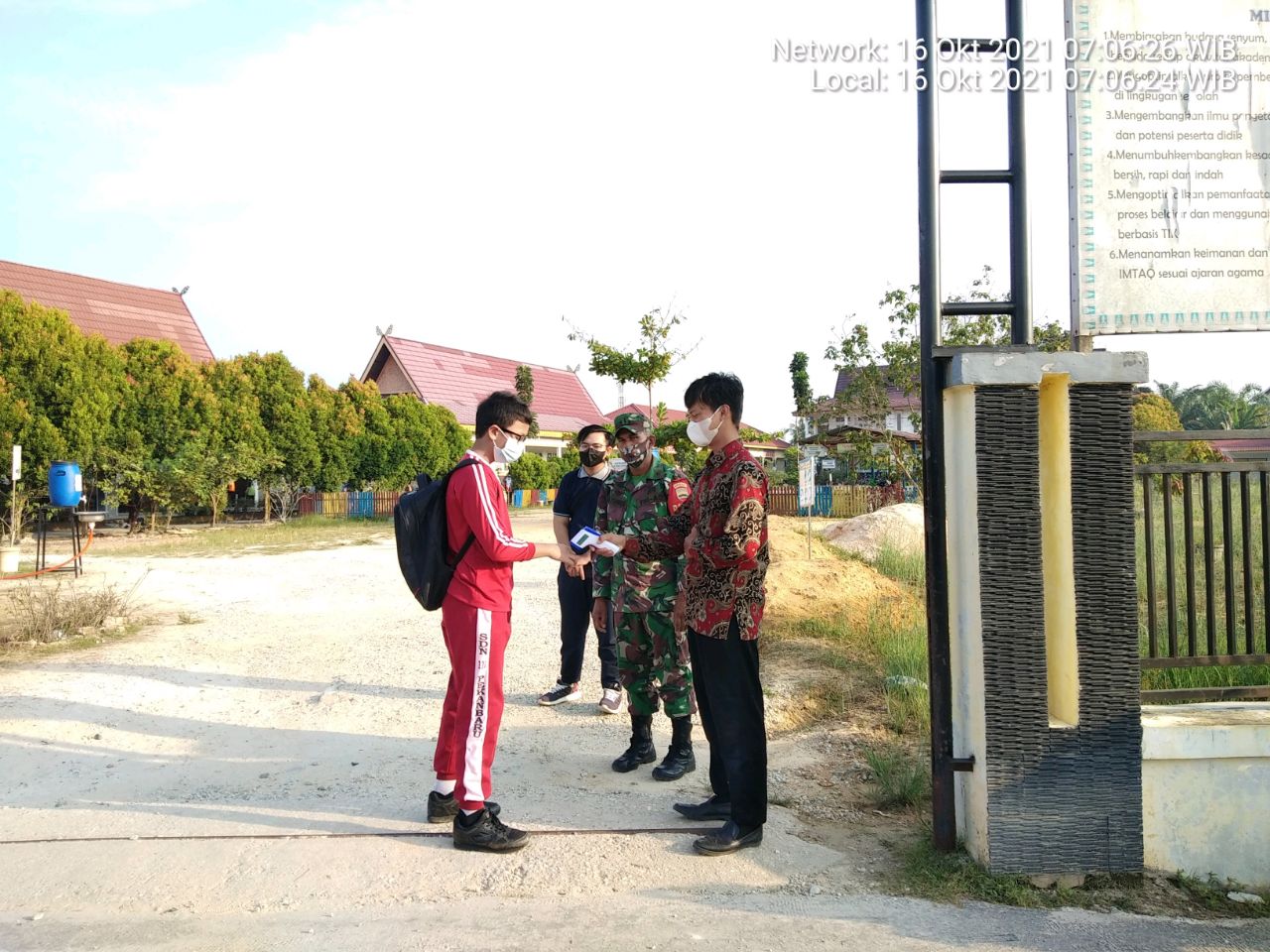 Babinsa Kodim 0301/PBR Laksanakan Pengawasan Belajar Tatap Muka Dalam Penerapan Prokes di SMP Negeri 37 Pekanbaru