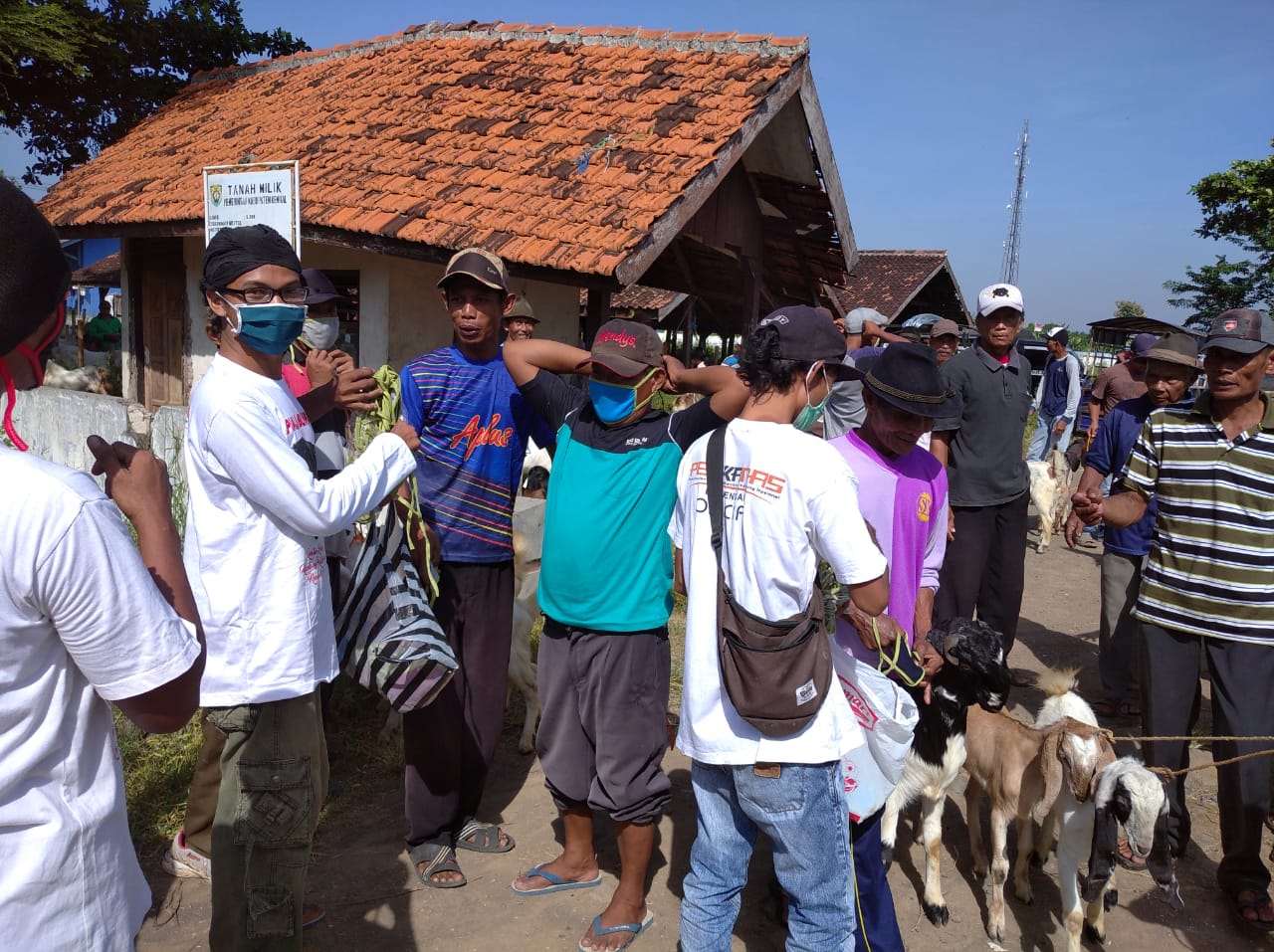 Perkanas DPD Kendal Lakukan Pembagian Ribuan Masker di Pasar Hewan Wagean Desa Gundang Kecamatan Cepiring