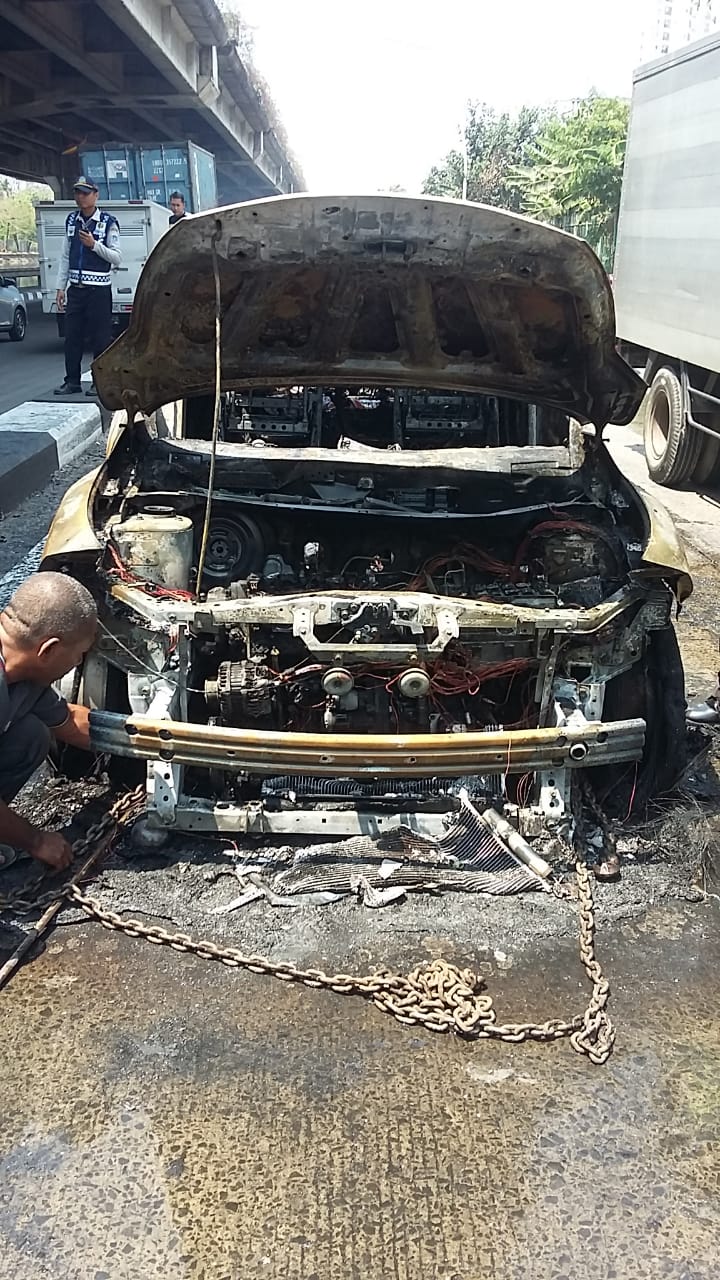 Akibat Konsleting,Sebuah Mobil Terbakar di Depan Ancol
