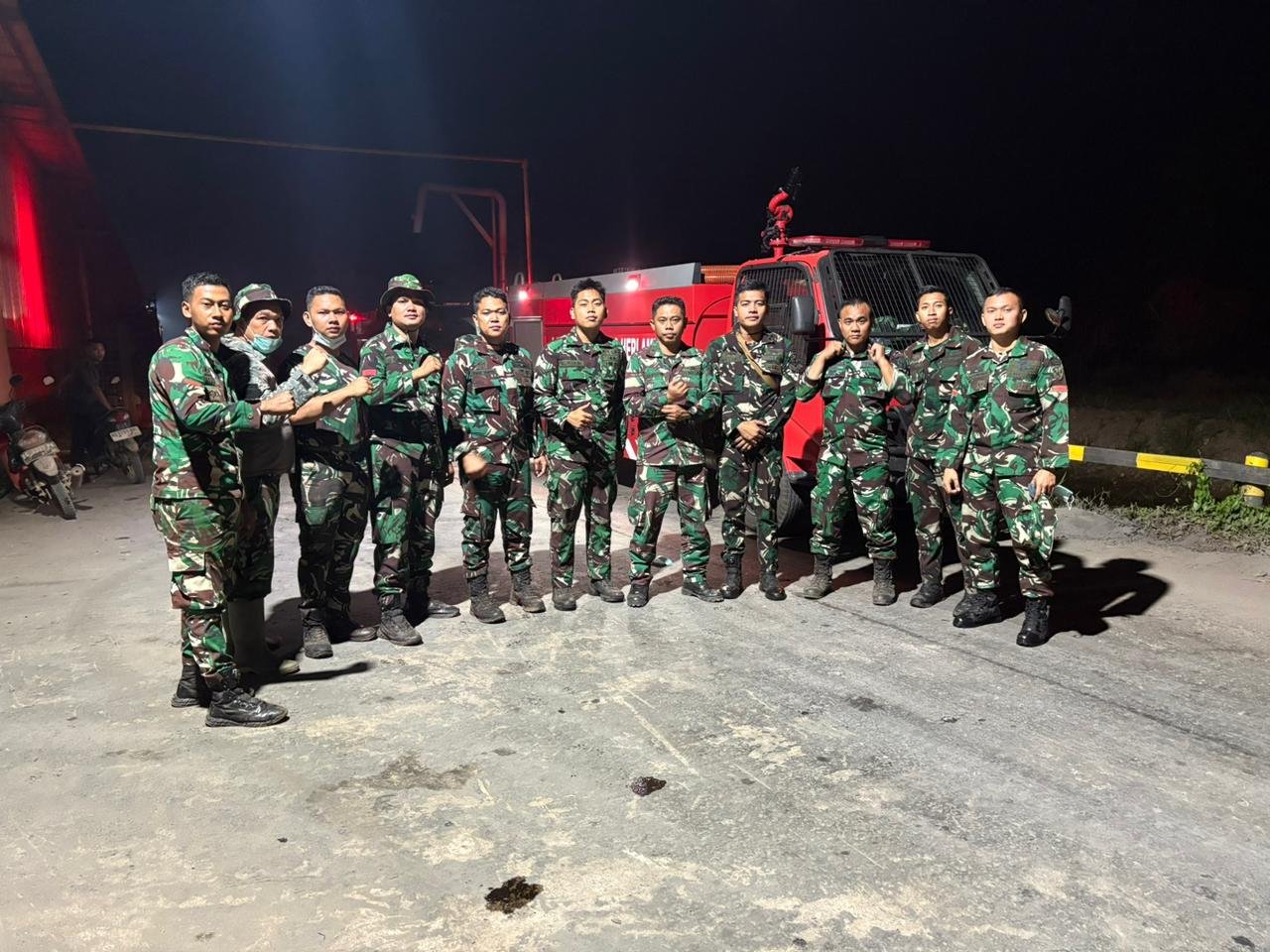 Tak Kenal Lelah Hingga Malam, Personel  Lanud SMH Kodau I Cegah Karhutla