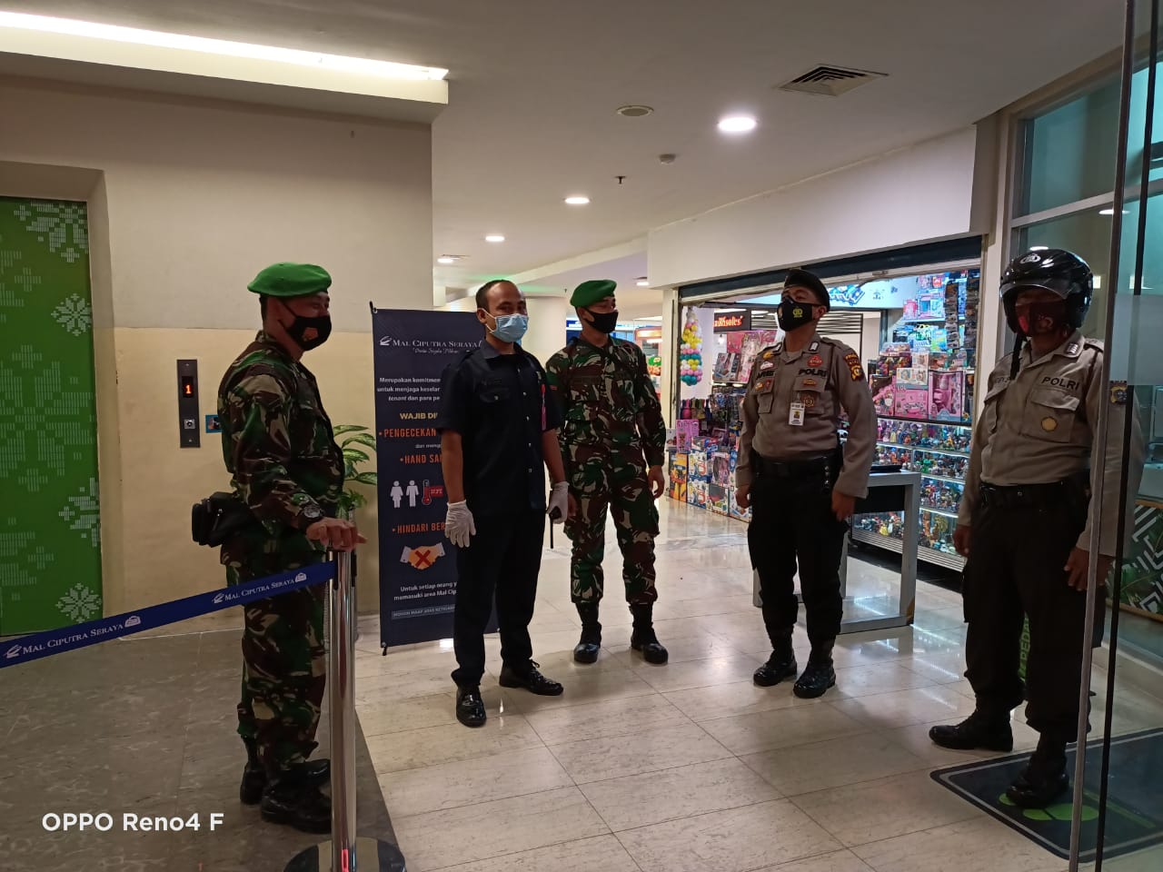 Wujud Sinergitas TNI - Polri, Babinsa Kodim 0301/PBR Bersama Bhabinkamtibmas Gelar Patroli Cipta Kondisi