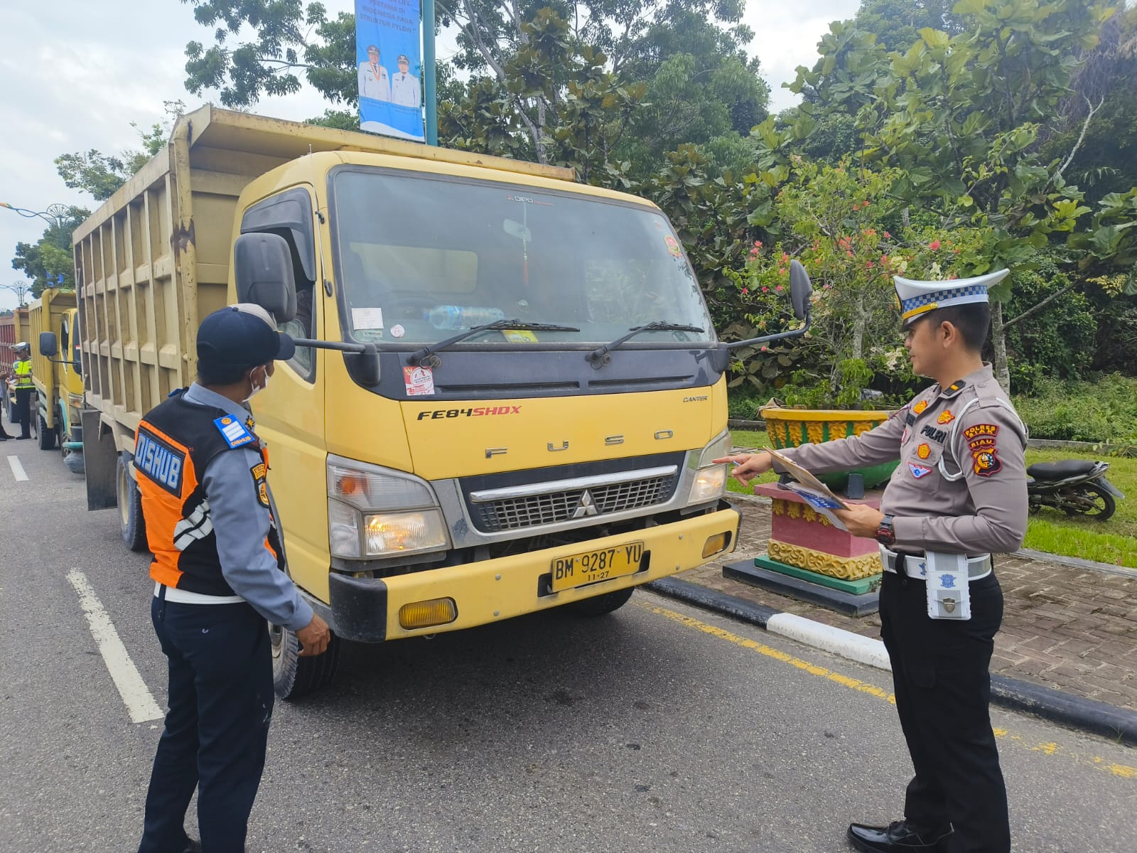 Dalam Rangka Program Bung Selamat, Satlantas Polres Siak Berkolaborasi Dengan Dishub Laksanakan Ramp Check Kendaraan Angkutan Umum