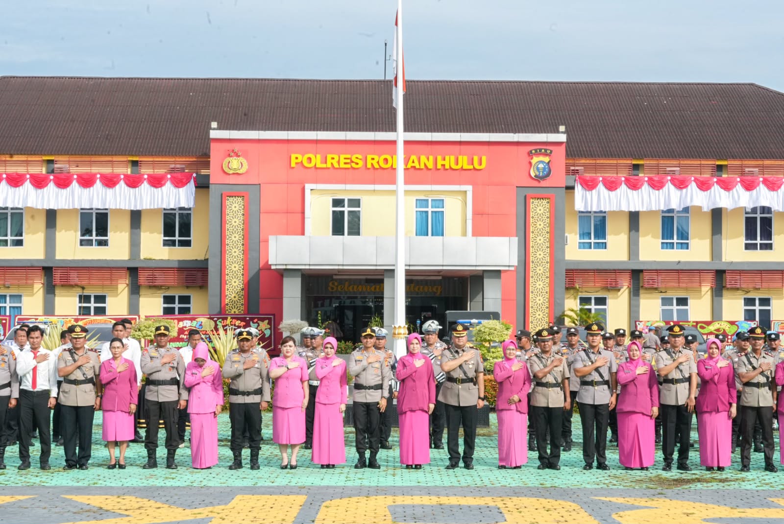 Kapolres Rokan Hulu Pimpin Pisah Sambut Sejumlah Pejabat Utama dan Kapolsek Jajaran, Tekankan Semangat Pengabdian dan Kebersamaan