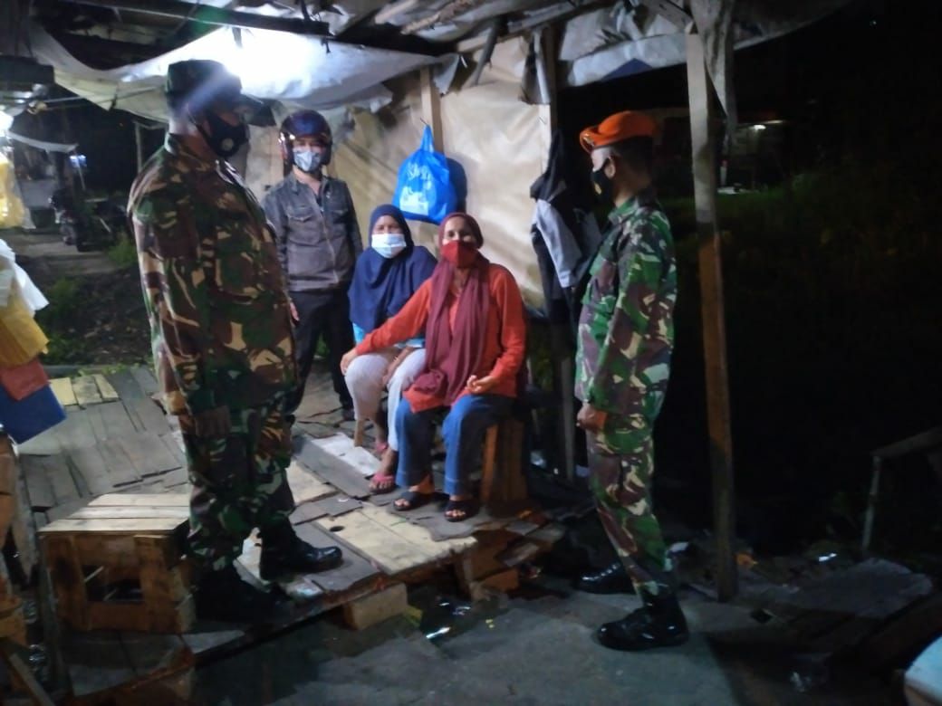 Babinsa Kodim 0301/PBR Bersama Personil Paskhas TNI AU Laksanakan Himbauan Memakai Masker di Kelurahan Sago