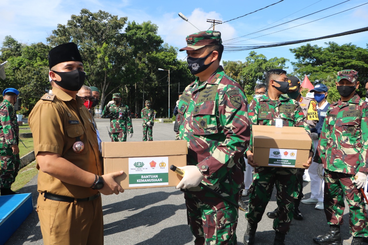 Danlanud RSN Hadirkan Babinsa AU, AD, dan Bhabinkamtibmas Berikan Ratusan Sembako