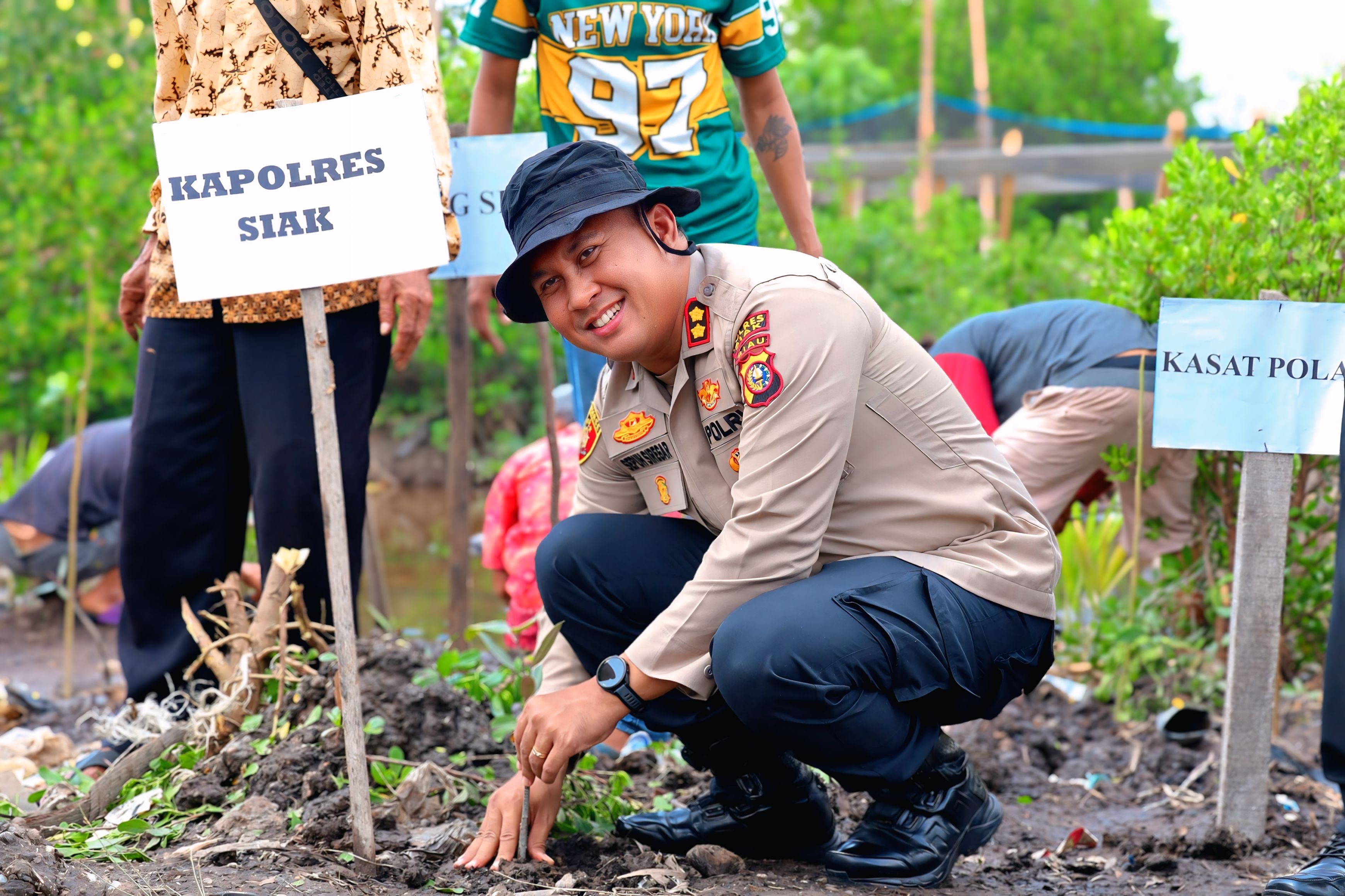 Wujud Nyata Momentum Peringatan Hari Lingkungan Hidup Sedunia, Polres Siak Bersama Pemerintah Kampung Penyengat Tanam 7.000 Bibit Mangrove: 'Melindungi Tuah, Menjaga Marwah'