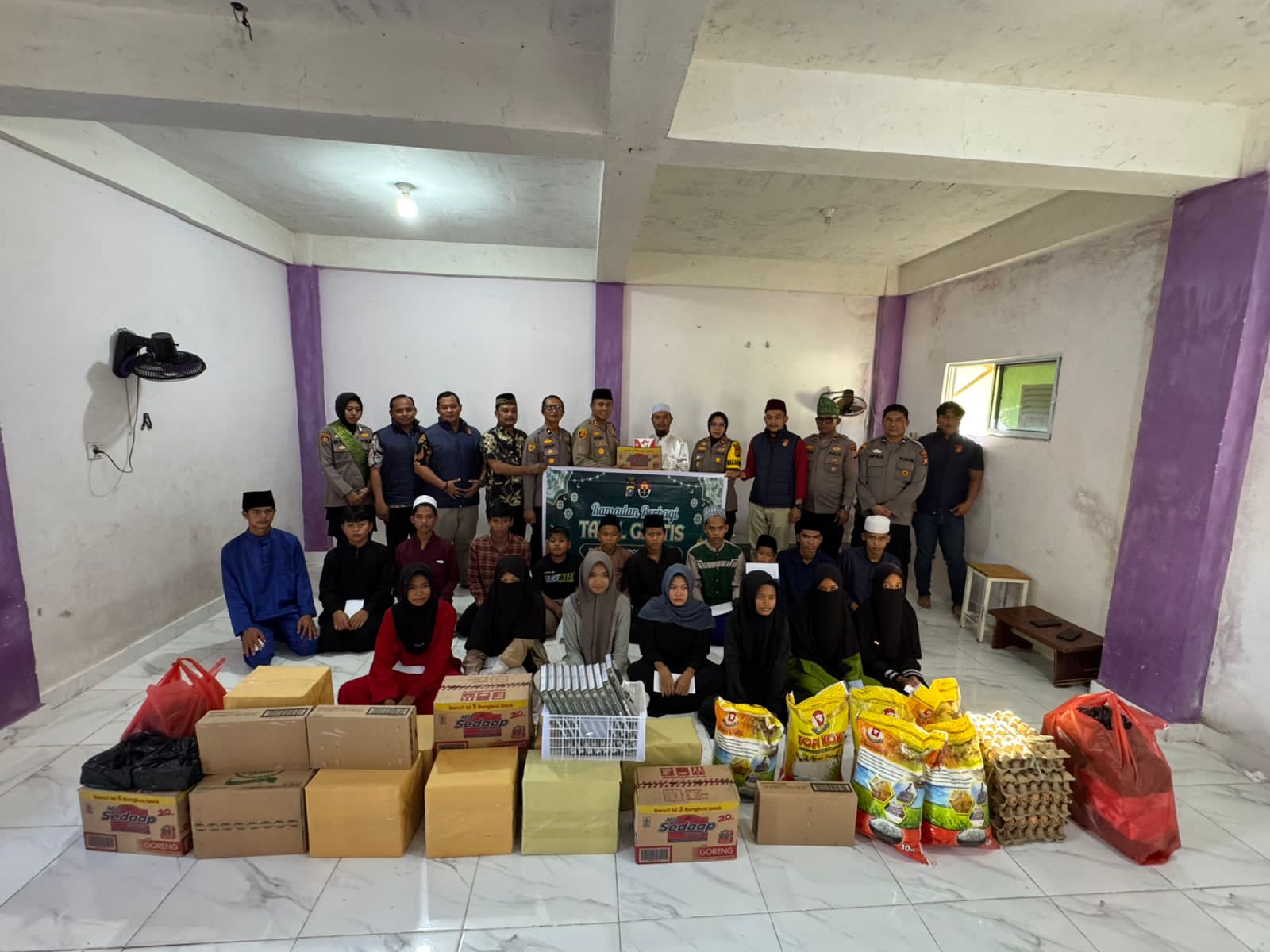 Polres Siak Berbagi Takjil Untuk Anak Yatim Di Rumah Tahfizh Al-Qudsy Dayun