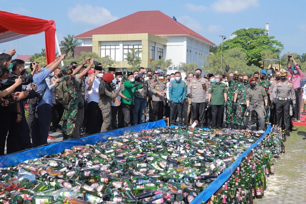 Musnahkan Ribuan Barang Bukti Hasil Operasi Cipta Kondisi, Kapolda Riau Irjen Pol M Iqbal: Tidak Ada Ruang Bagi Pelaku Kriminal