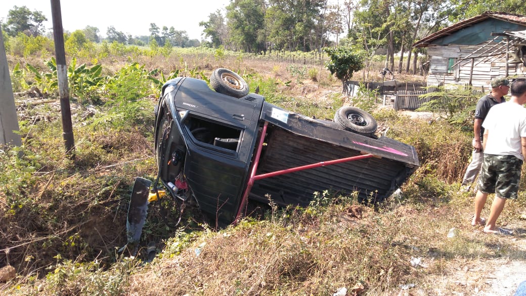 Mobil Pick Up Terbalik Di Jalan Lintas Timur Menggala