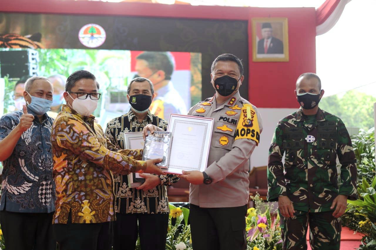 Kapolda Riau Terima Penghargaan Dari Menteri LHK RI