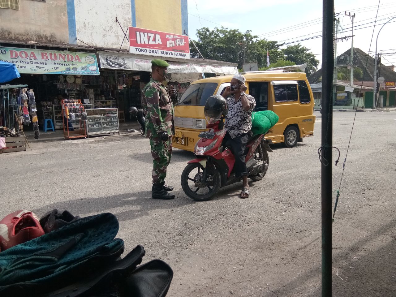 Babinsa Kodim 0301/PBR Lakukan Himbauan Prokes Kepada Pedagang dan Pengunjung Pasar